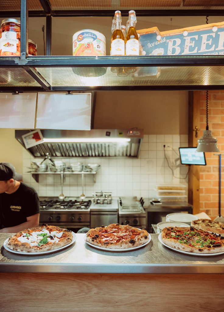 Trois pizza sur un présentoire
