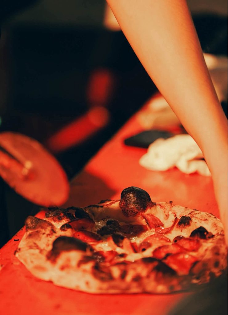 Pizza entrain d'être découpé