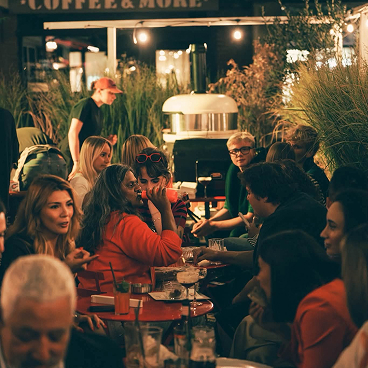Table d'amis partagent un apéro